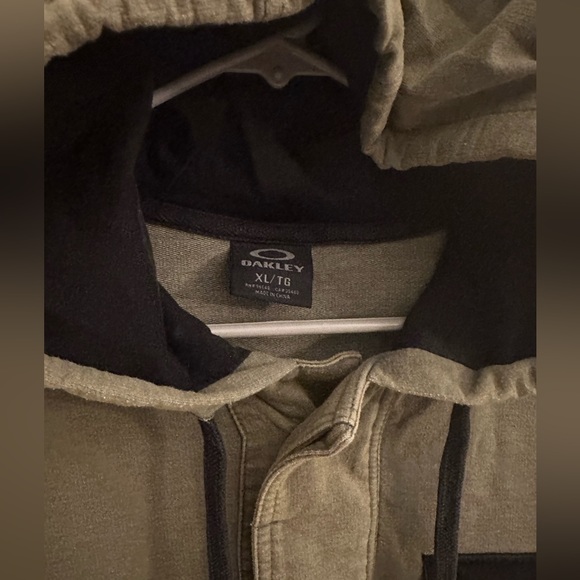 Oakley - Picture 3 of 3